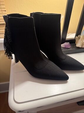 Cosy Island Black Pointed Knit Ankle Boots with Fringe.  Size 7